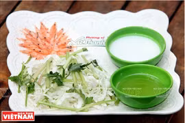 快饼主要原料包括圆白菜丝、芹菜段、鲜虾米、米粉浆。