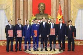 国家主席陈大光向5位外交人员授予大使衔