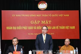 越南祖国阵线中央委员会主席阮善仁会见旅泰越南侨胞和安南宗佛教代表（图片来源：越通社）
