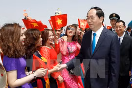 越南国家主席陈大光偕夫人抵达中国首都北京机场。（图片来源：越通社）