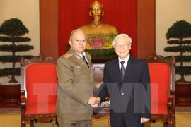 越共中央总书记阮富仲会见古巴革命武装力量部部长莱奥波尔多·辛特拉·弗里亚斯。