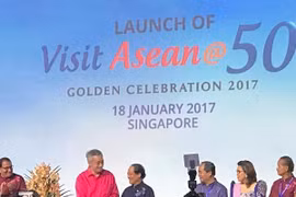新加坡总理李显龙和东盟秘书长黎良明以及东盟各国旅游业主管官员启动新旅游活动。