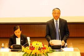 越南劳动荣军与社会部副部长尹茂叶在座谈会上发表讲话。
