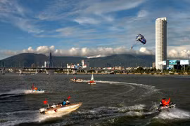 岘港市。