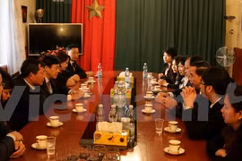 越南谈判代表团访问越南驻捷克大使馆。