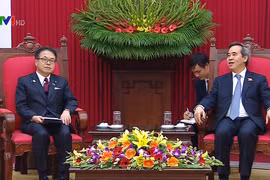 越共中央政治局委员、中央书记处书记、中央经济部部长阮文平（右）与日本经济产业省大臣世耕弘成