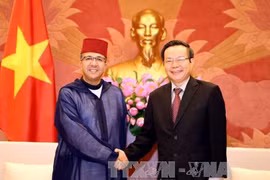 越南国会副主席冯国显（右）会见摩洛哥驻越南大使阿兹丁·法赫尼（左）。（图片来源：越通社）