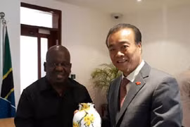 越南驻坦大使阮金嬴（右）向坦桑尼亚议会议长乔布·尤斯蒂诺·恩杜加伊赠送礼物。