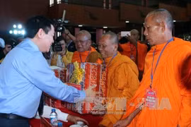 王廷惠向高棉族各神职人员赠送礼物