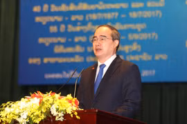 越共中央政治局委员、胡志明市市委书记阮善仁在纪念仪式上发表讲话。