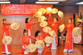 文艺交流活动中精彩的表演节目之一。（图片来源：越通社）