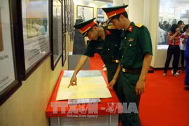 战士们参观了解资料地图展。（图片来源：越通社）