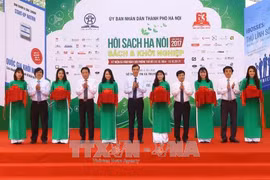 “图书与创业”的2017年河内图书节开幕剪彩仪式。（图片来源：越通社）