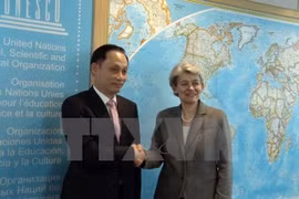 联合国教科文组织总干事伊琳娜 ·博科娃（右）会见越南联合国教科文组织国家委员会主任黎淮忠（左）。（图片来源：越通社）