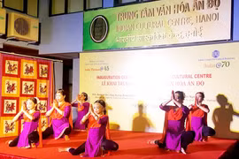 在印度文化中心落成仪式上表演的文艺节目。（图片来源：人民代表网）