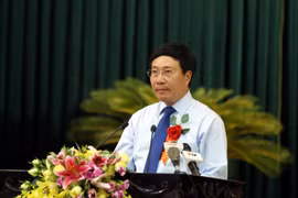 范平明在表彰大会上发表讲话。
