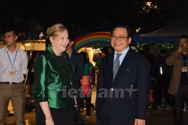 爱尔兰驻越大使卡西•莫与河内市委书记黄忠海。