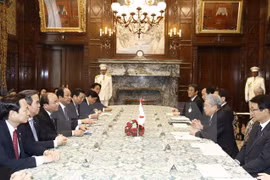 阮春福会见日本参议院议长。（图片来源：越通社）