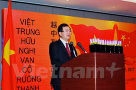 越南驻中国广州总领事阮进鸿在纪念典礼上发表讲话时（图片来源：越通社）