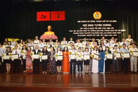 胡志明市表彰学习与实践胡志明道德榜样的优秀集体和个人。（图片来源：越通社）
