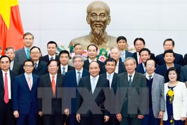 阮春副总理与各位代表合影。