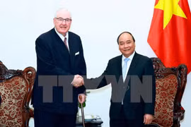 越南政府总理阮春福与英国怡和集团主席亨利·凯瑟克爵士（图片来源：越通社）