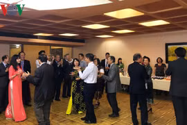 越南与老挝驻法国大使馆干部演出了多项文艺节目。（图片来源：越通社）