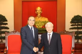 越共中央总书记阮富仲会见摩洛哥众议院议长哈比博·马勒克。（图片来源：越通社）