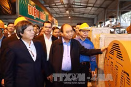 阮春福总理来到河南省考察越南自主开发的废物再生能源(WTE)项目