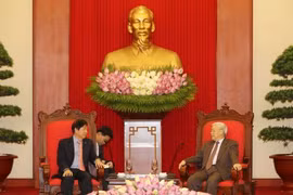 阮富仲与阮春福分别会见新加坡人民行动党主席许文远