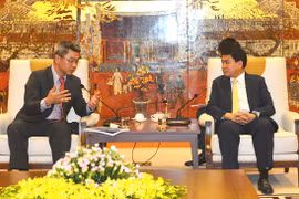 河内市人民委员会主席阮德钟（​右）与亚洲-大洋洲信息行业组织主席大卫（图片来源：kinhtedothi.vn）