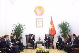 越南政府副总理张和平在政府总部会见正在访越的法国负责国家改革及行政简化的国务秘书让-文森特·普拉赛。