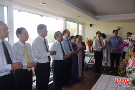 胡志明市领导向已故越共中央总书记黎笋敬香