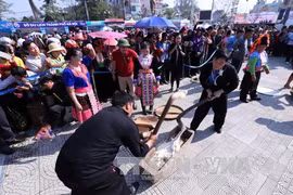 打糍粑活动（图片来源：越通社）