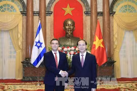 以色列大使纳达夫·阿斯卡尔向越南国家主席陈大光递交国书。