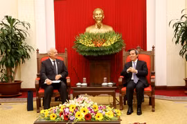 越共中央经济部部长阮文平（右）会见俄罗斯驻越南大使康斯坦丁·弗努科夫。（图片来源：daidoanket.vn）