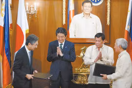 　安倍（左二）与杜特尔特（右二）12日出席签约仪式。