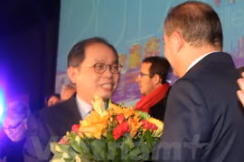 法国舒瓦西勒鲁瓦市迪迪埃·纪尧姆向阮玉山大使授予纪念章