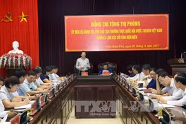 奠边省省委书记陈文山向丛氏放汇报该省发展情况。