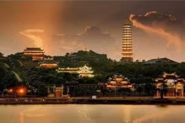 拜订寺夜景。