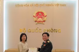 越南国防部长吴春历和加拿大新任驻越大使Ping Kitnicone。（图片来源：qdnd.vn）