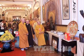 越南佛教教会文化委员会胡志明市分会会长释日慈参观展览。（图片来源：越通社）