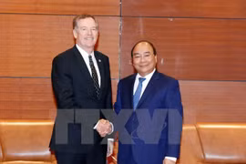 越南政府总理阮春福与美国贸易代表罗伯特•莱特希泽。