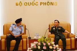 越南人民军副总参谋长范鸿香中将（右）会见印度国防学院院长Jassjit Singh Kler中将。（图片来源：越通社）
