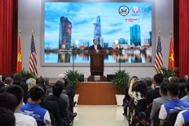 美国国务卿约翰•克里在交流会上发表讲话