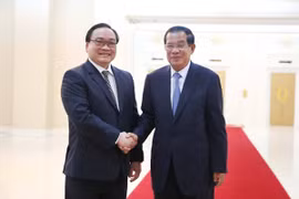 河内市委书记黄忠海（左）与柬埔寨王国政府首相洪森。