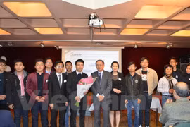 越南驻法国大使阮玉山向2017-2019年任期法国越南大学生协会执委会委员赠送鲜花