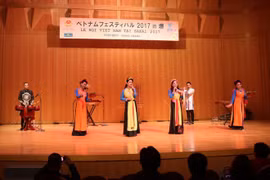 “2017年堺市越南春节”文艺表演活动的文艺节目（图片来源：越南外交部官方网站）