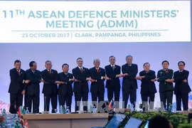 出席第11届东盟国防部长会议的与会代表合影。（图片来源：越通社）