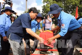 将越南烈士遗骸运送回国安葬。